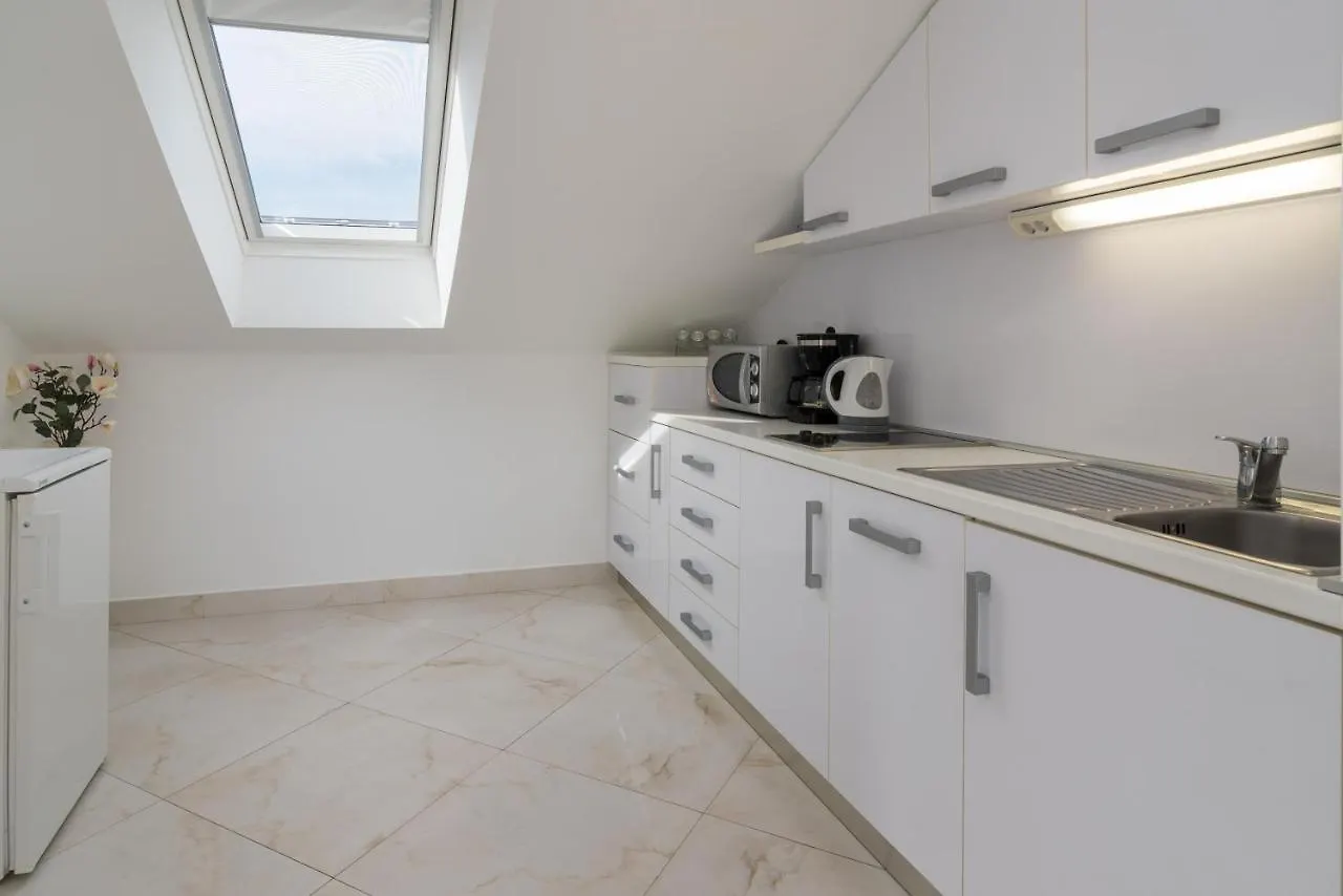 Apartments & Rooms Lavanda Malinska 4*,